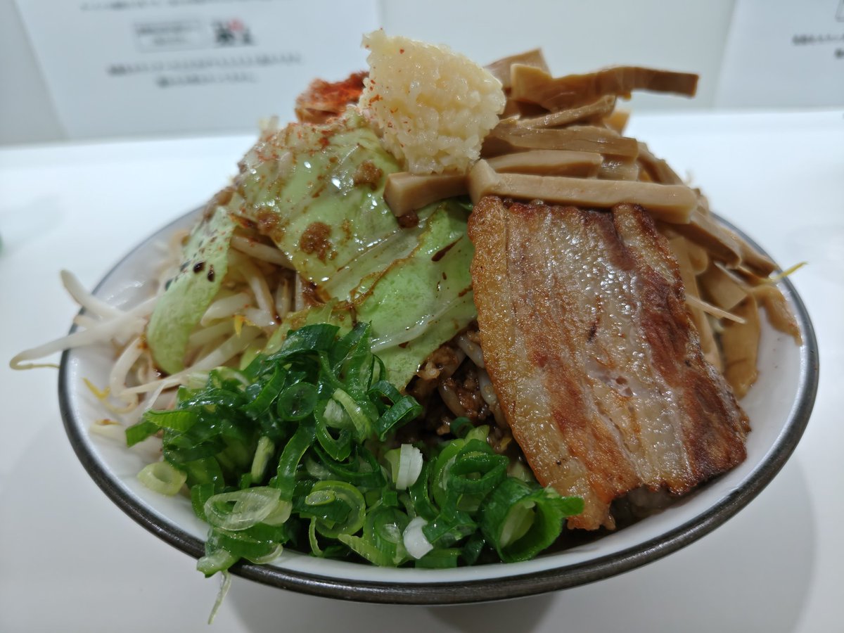 ラーメンモリン
滋賀 大津

お久し振りの金夜会🍺
無性に雄次朗(41)食べたいと思って少なめを頼んだら、余りは店主が食べるからと黒丼www
ビジュアルやばみ🤣
ほぼ発掘調査のよう😅
200は食べたかな？ぐらいでギブ🙏
でもめちゃめちゃ美味しかった✨️
Jrの🍜デビューも無事済んで🤗
御馳走様でした😊