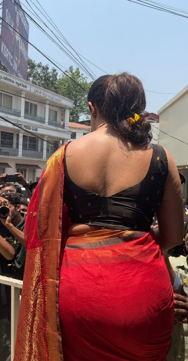 sharmilacute10's tweet photo. Enakum same shape than. But en husband enaku nalla illanu solraru 😢😭 https://t.co/bJinlAdrXb