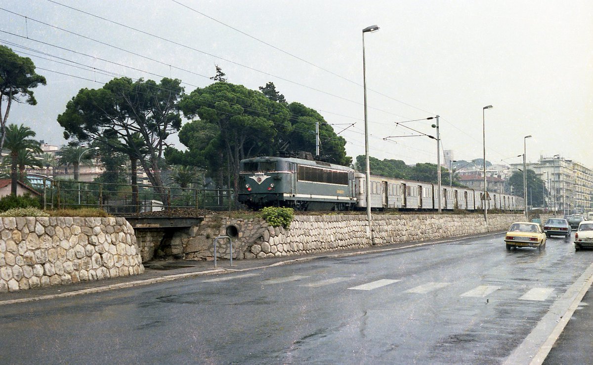 A la voiture-bar tweet media