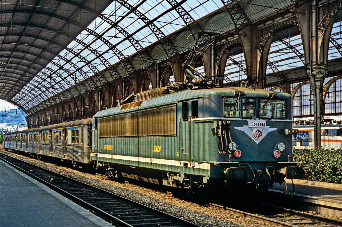 A la voiture-bar tweet media
