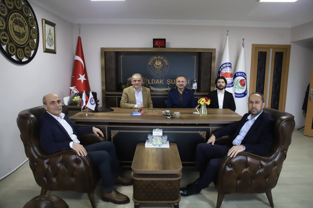burakerol67's tweet photo. Zonguldak Teknik Elemanlar Derneği Şube Başkanlığı’nın 14. Olağan Genel Kurulu’na katılım sağladık.

Türkiye Taşkömürü Kurumu Genel Müdürü Sayın Muharrem Kiraz ve Memur-Sen Şube Başkanı Sayın Kamuran Aşkar’ın da iştirak ettiği kongrede, teknik elemanlarımızın üretimdeki kritik rolünü bir kez daha vurguladık.

Genel kurulun hayırlara vesile olmasını diliyor, yeni yönetime başarılar temenni ediyorum.

📍 Emeğin ve üretimin yanındayız.