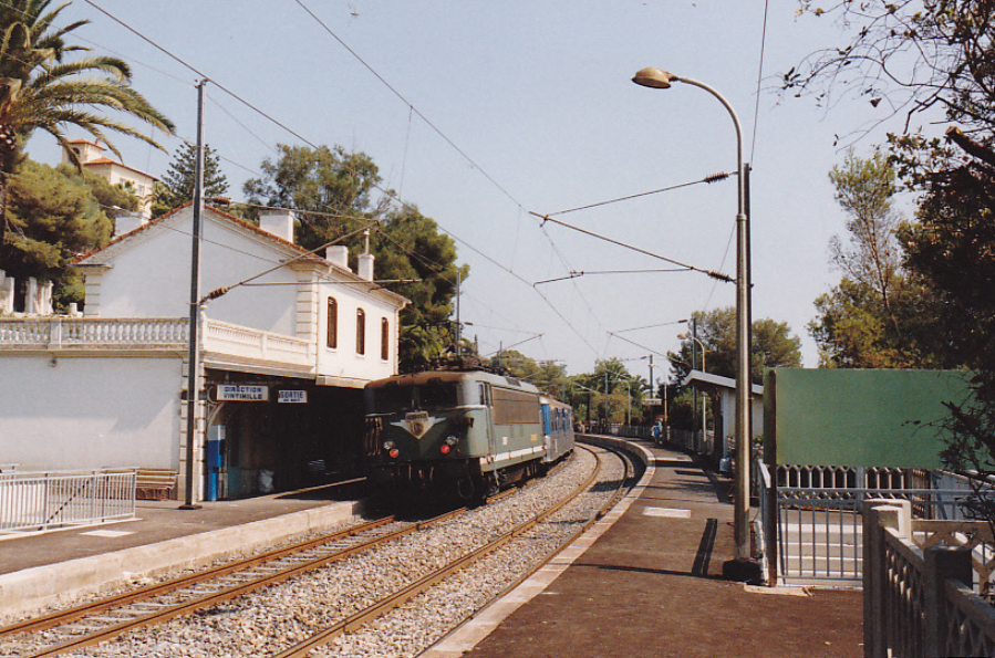 A la voiture-bar tweet media