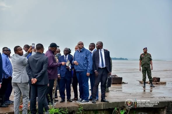 mediacongo's tweet photo. #Kwilu: @Presidence_RDC Félix #Tshisekedi a visité ce 28 mars 2026 le port de l’#ONATRA à #Bandundu, aux côtés de @bembajp et des autorités locales.
Une démarche visant à évaluer l’état de cette infrastructure stratégique et envisager sa réhabilitation, essentielle au transport fluvial, à la relance économique et aux échanges commerciaux.