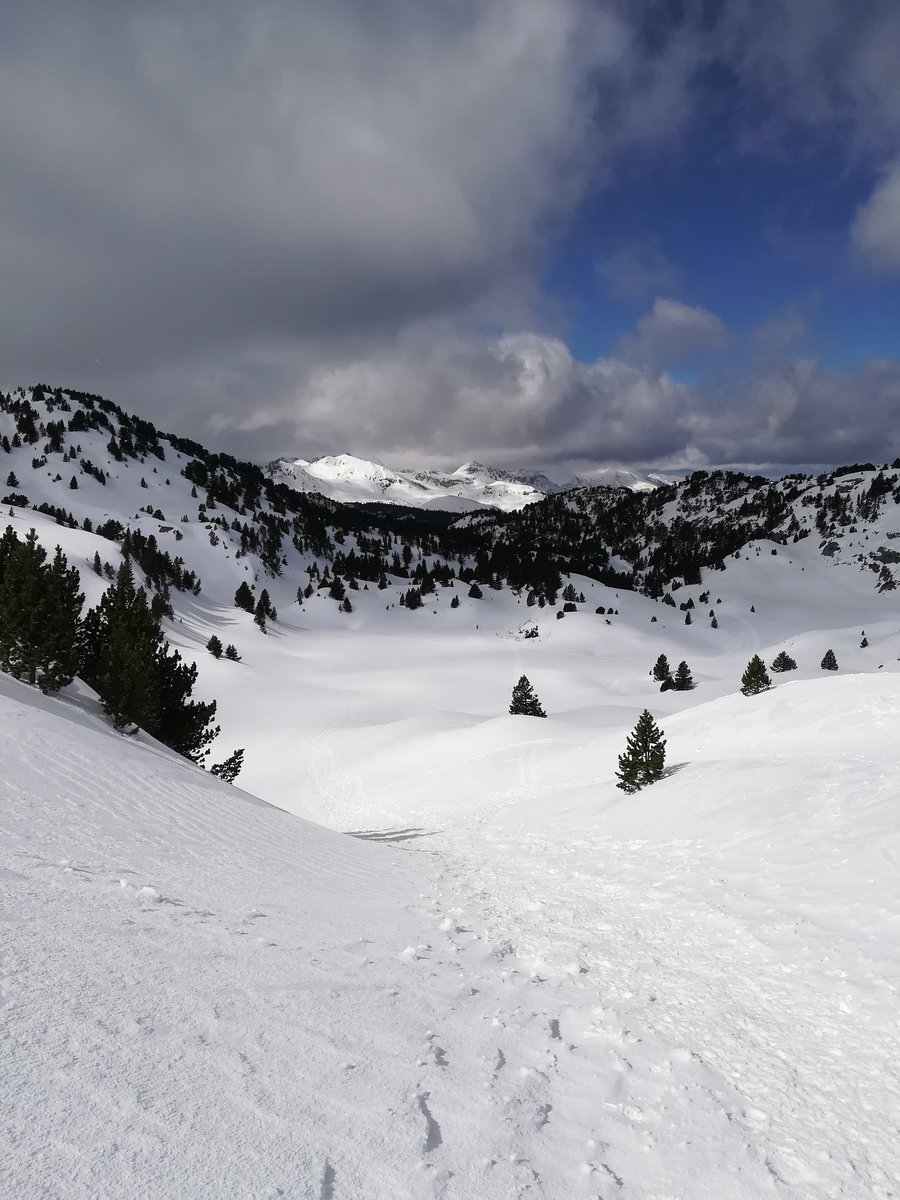 elsabaiao's tweet photo. La nieve ha venido estas últimas horas a embellecer nuestro entorno todavía más. ¿No os parece?
Si estás de acuerdo comparte.
Isaba (Valle de Roncal, Pirineo navarro) https://t.co/XiHK4mEtxg