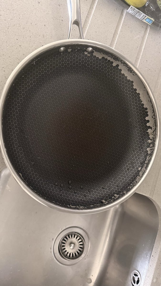 Vaggosradio's tweet photo. @GordonRamsay  you have a very confusing website with no real ways of contacting people when something goes wrong , your “premium” product has lasted 1 year under normal use, are you happy to be associated with such a product ? https://t.co/81liDQ0lgd