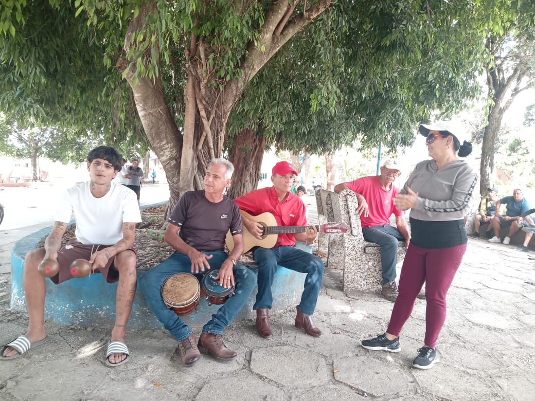 Cultura y Tradiciones en el parque central de Florencia, manteniendo nuestras más genuinas tradiciones campesinas. El bolero y la música del ayer estuvieron presente. 
#LaCulturaEnBuenasManos 
#LatirAvileño 
#FlorenciaVaConTodo
#CubaEsCultura