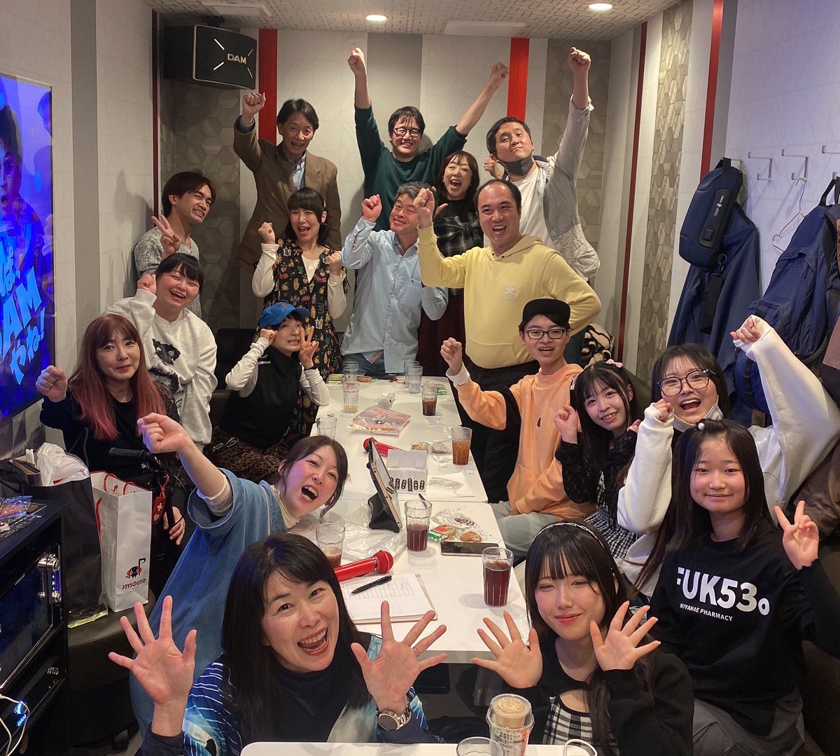 uta_yukinko's tweet image. 今日はランチデート🍽️…からの、カラオケオフ会🎤…からの、Bar Yukinkoで二次会🍻…で、美味しくて楽しくて耳福な1日でした😍✨

ランチしながらの女子トークも、カラオケオフも二次会も…たくさん笑った🤣

たくさんの素敵な歌仲間さんと出会えて幸せです🙌✨

お土産も感謝です🙏💕

#KMN