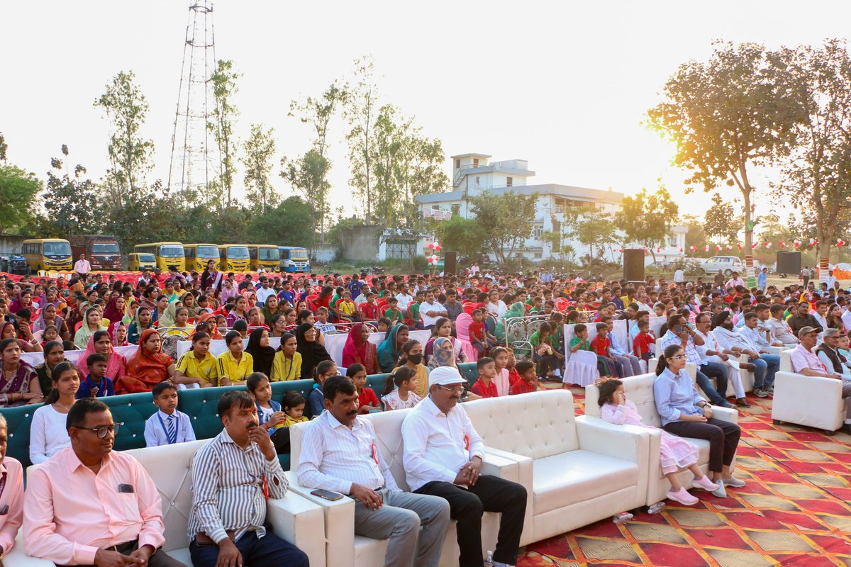 pawanschauhan07's tweet photo. आज अमर नाथ इण्टर कॉलेज, सिंधौली, सीतापुर में आयोजित वार्षिक उत्सव “अमर ज्योति 2025” में बतौर मुख्य अतिथि सम्मिलित होकर प्रतिभाशाली विद्यार्थियों द्वारा प्रस्तुत सांस्कृतिक कार्यक्रमों का अवलोकन करने एवं मेधावी छात्र-छात्राओं को सम्मानित करने का सौभाग्य प्राप्त हुआ।

इस अवसर पर उपस्थित छात्र-छात्राओं एवं उनके अभिभावकों को संबोधित करते हुए बच्चों की नियमित स्कूल उपस्थिति एवं उत्तम स्वास्थ्य के महत्व पर बल दिया तथा उन्हें पौष्टिक आहार अपनाने के लिए प्रेरित किया।

कार्यक्रम में संस्थापक डॉ. ओ. पी. पाण्डेय जी, डॉ. सुरेन्द्र कुमार मिश्रा जी, वरिष्ठ अधिवक्ता श्री सी. के. बाबू जी, श्री आर. डी. वर्मा जी, डॉ. ऋषि पाण्डेय जी, डॉ. अवधेश श्रीवास्तव जी, श्री राकेश पाण्डेय जी, श्री प्रशांत तिवारी जी एवं श्री दीपक सिंह जी सहित अनेक सम्मानित गणमान्यजन उपस्थित रहे।

विद्यालय परिवार को इस सफल एवं प्रेरणादायक आयोजन हेतु हार्दिक बधाई एवं उज्ज्वल भविष्य की शुभकामनाएं।