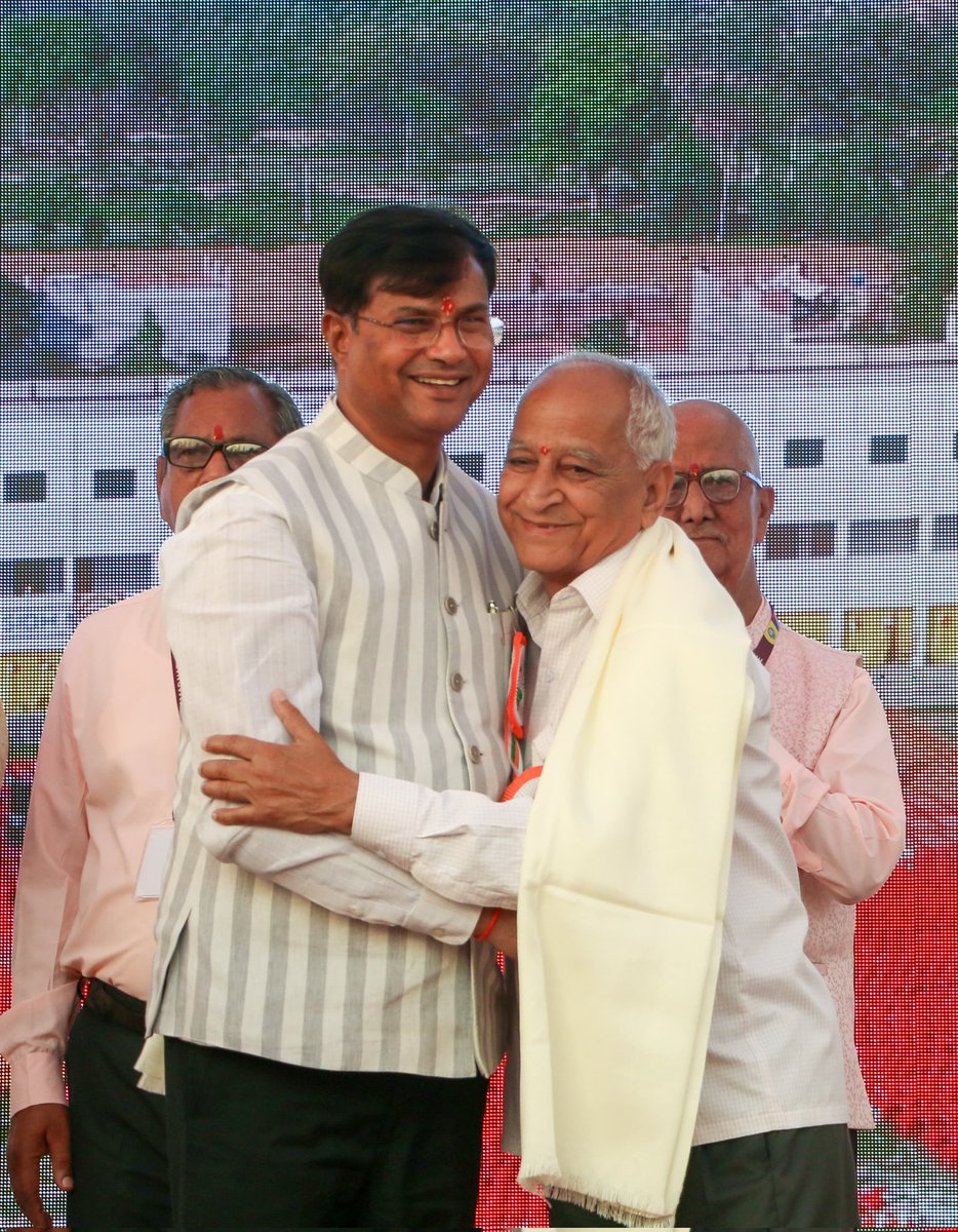 pawanschauhan07's tweet photo. आज अमर नाथ इण्टर कॉलेज, सिंधौली, सीतापुर में आयोजित वार्षिक उत्सव “अमर ज्योति 2025” में बतौर मुख्य अतिथि सम्मिलित होकर प्रतिभाशाली विद्यार्थियों द्वारा प्रस्तुत सांस्कृतिक कार्यक्रमों का अवलोकन करने एवं मेधावी छात्र-छात्राओं को सम्मानित करने का सौभाग्य प्राप्त हुआ।

इस अवसर पर उपस्थित छात्र-छात्राओं एवं उनके अभिभावकों को संबोधित करते हुए बच्चों की नियमित स्कूल उपस्थिति एवं उत्तम स्वास्थ्य के महत्व पर बल दिया तथा उन्हें पौष्टिक आहार अपनाने के लिए प्रेरित किया।

कार्यक्रम में संस्थापक डॉ. ओ. पी. पाण्डेय जी, डॉ. सुरेन्द्र कुमार मिश्रा जी, वरिष्ठ अधिवक्ता श्री सी. के. बाबू जी, श्री आर. डी. वर्मा जी, डॉ. ऋषि पाण्डेय जी, डॉ. अवधेश श्रीवास्तव जी, श्री राकेश पाण्डेय जी, श्री प्रशांत तिवारी जी एवं श्री दीपक सिंह जी सहित अनेक सम्मानित गणमान्यजन उपस्थित रहे।

विद्यालय परिवार को इस सफल एवं प्रेरणादायक आयोजन हेतु हार्दिक बधाई एवं उज्ज्वल भविष्य की शुभकामनाएं।