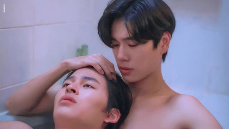 Rosey180605's tweet image. The difference guys💔💙
#PondPhuwin
#MeAndTheeSeries
#NeverLetMeGoSeries