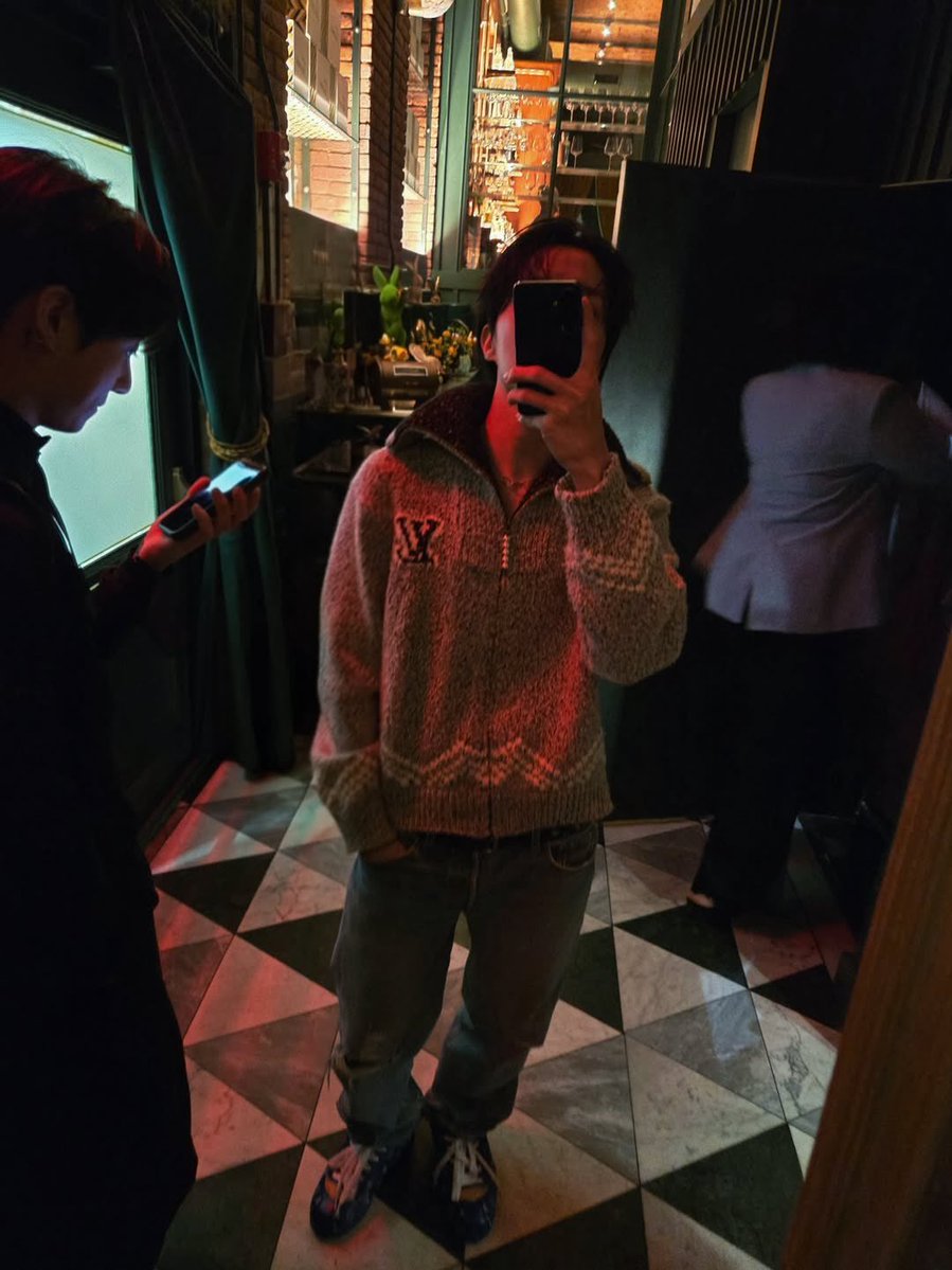 jungkook admirer tweet media