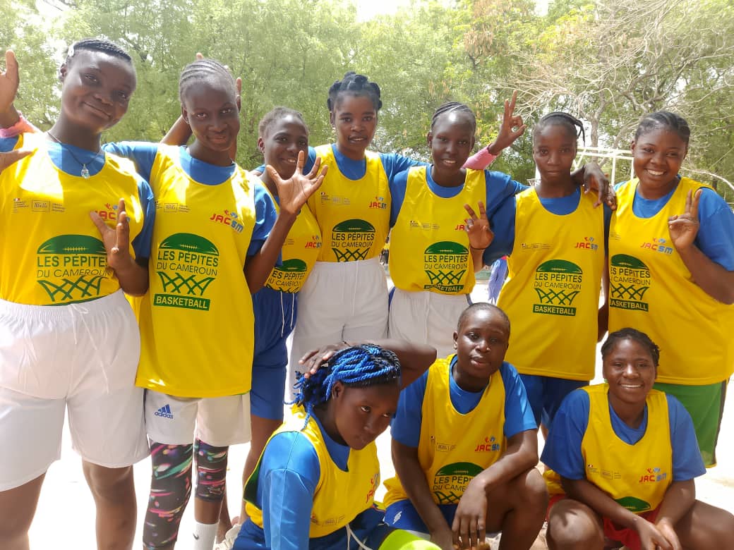 JACSM69's tweet photo. Inédit  !
Dans le cadre du programme ''Les Pépites du Cameroun'', les bénéficiaires de Garoua-CAMEROUN ont participé au championnat régional Junior filles. Réparties en deux équipes, elles ont disputé leurs toutes premières rencontres.
@francediplo @FRauCameroun @jericsende https://t.co/PqlSYrdqzU