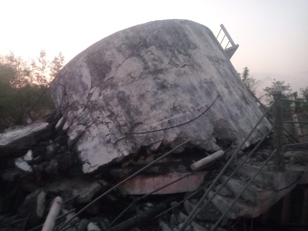 जब विधायक  जी का साथ  तो कोई क्या बिगाड़े, यहां ठेकेदार  द्वारा बनाई  टंकी  गिरी उधर  ठेकेदार  विधायक  के साथ  घूम रहे <a href="/aajtak/">AajTak</a> <a href="/rupeshmishramp/">Rupesh Mishra</a> <a href="/vtamit1/">amit mishra</a> <a href="/VTankha/">Vivek Tankha</a> <a href="/VistaarNews/">Vistaar News</a> <a href="/DrMohanYadav51/">Dr Mohan Yadav</a> <a href="/JagranNews/">Dainik Jagran</a>