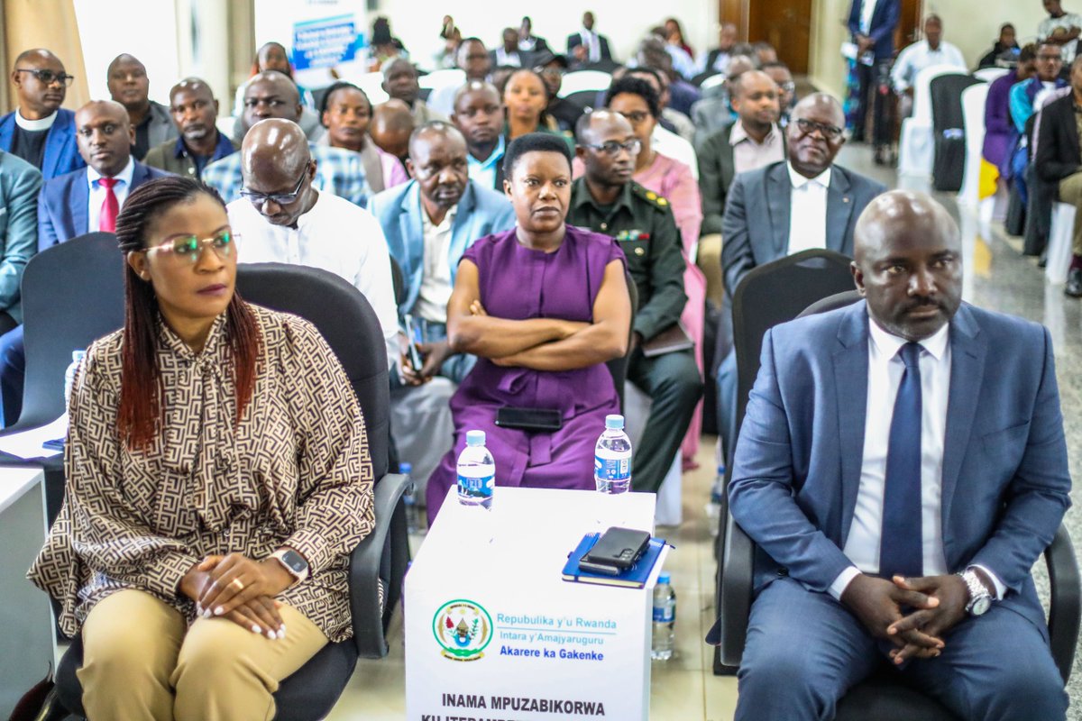 GakenkeDistrict's tweet photo. Guverineri wa @RwandaNorth Bwana @gahundemaurice yasabye ubuyobozi bw'Akarere kacu gushyigikira abahavuka bakorera ahandi bafite imishinga yagira uruhare mu iterambere n'imibereho myiza y'abaturage, boroherezwa kuyishyira mu bikorwa kugira ngo inazamure abandi baturage. https://t.co/W0G5cdVPUp
