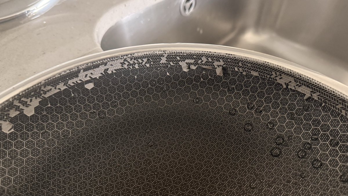 Vaggosradio's tweet photo. £500+ cookware, supposed to last a lifetime, apparently this is what happens if you use it normally for 18 months. @hexclad #consumerrights #cookware #fail @GordonRamsay https://t.co/6gr8CXITK2