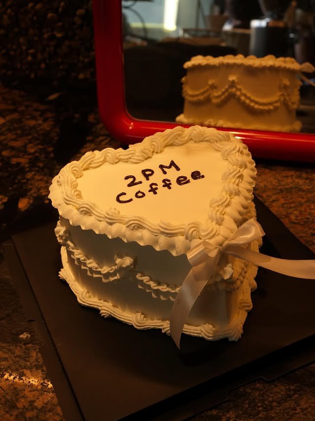 TeamNiallBe's tweet image. "Because this is happening today. 👀 let's enjoy 2pm at the coffee ☕️ 

2PM Coffee ☕️ 
2PM Matcha 🍵 
2PM Hojicha 🤎

melrose only
12-4pm

7473 melrose ave
#matcha #niallhoran #losangeles #fyp #oliveandjames"

via oliveandjamescafetea