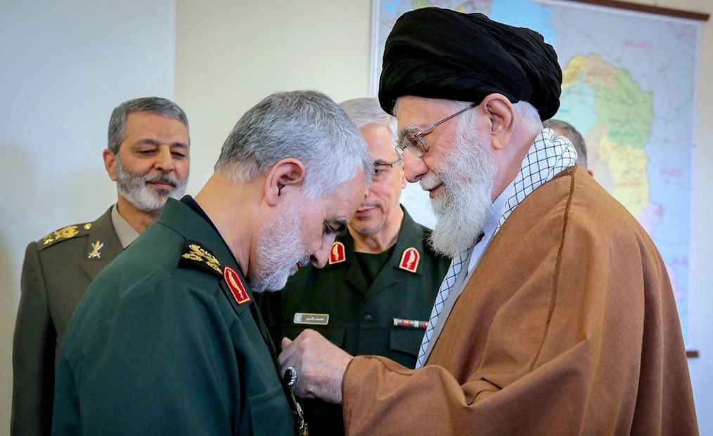 Ariobarzan_real's tweet photo. سینه از آتش دل، در غمِ جانانه بسوخت
آتشی بود در این خانه که کاشانه بسوخت
تنم از واسطهٔ دوریِ دلبر بگداخت
جانم از آتشِ مهرِ رخِ جانانه بسوخت

#حمايت_انقلابى https://t.co/Ko0rmKcN72
