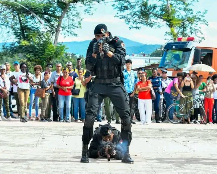 DanielaGReyes83's tweet photo. 💥 IMÁGENES DE LA BRIGADA ESPECIAL DEL MINISTERIO DEL INTERIOR DE #CUBA 🇨🇺‼️ 

Esta agrupación élite, está preparada para la lucha antiterrorista, antisecuestros, captura de criminales de alta peligrosidad, control de multitudes, etc. 

#CubaEstáFirme https://t.co/9OyCD7SwTv