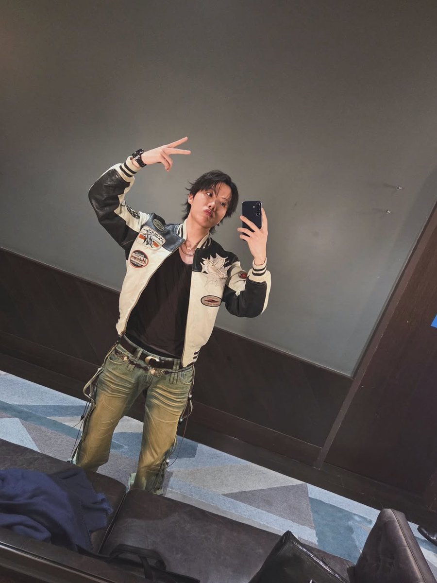 lu saw hobi 💚 tweet media