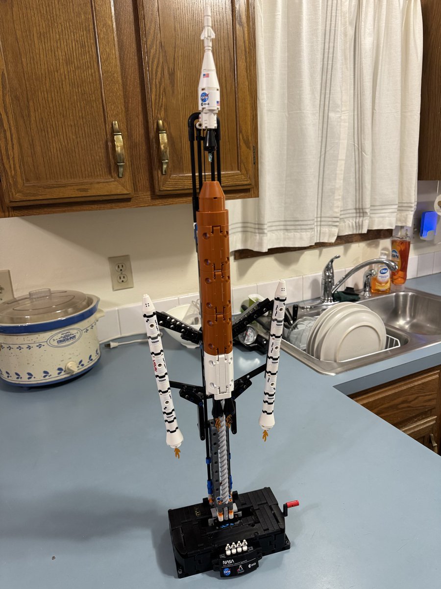 Zachimia's tweet photo. I’m looking forward to visiting the Kennedy Space Center and watching Artemis II launch next week! 🚀 I have a launch view ticket. I’m ready to go! I imagine it will look like this (without the dishes😂).
@NASA @NASAKennedy @NASAArtemis https://t.co/wEawlIdw4k