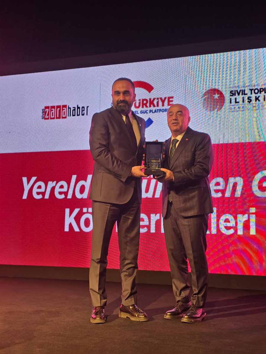 LeventSAHIN_IU's tweet photo. TC İçişleri Bakanlığı ve Türkiye Yerel Güç Platformu işbirliğinde düzenlenen; genelde sivil toplum kuruluşlarının özelde ise derneklerin stratejik bir vizyon doğrultusunda nasıl yapılandırılması gerektiğini tartıştığımız bu üst düzey platformda ben de “Toplumsal Değişim - Dönüşüm Sürecinde Sivil Toplum Kuruluşları: Stratejik Bakış” isimli sunumu gerçekleştirdim. Medyanın yoğun ilgisiyle gerçekleştirilen programa kamu bürokrasisinin önde gelen bürokratları, sivil toplum dünyasının ileri gelenleri, akademik camia ve toplum gönüllüleri yoğun ilgi gösterdiler. Bu ve benzeri çalışmaların sahada uygulanabilirliği ve sürdürülebilirliğine ilişkin perspektifin önemini hususen vurguladım. Emeği geçenlere teşekkür ederim.
