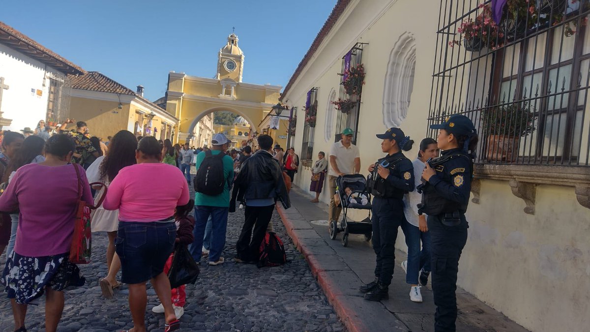 PNCdeGuatemala's tweet photo. En Antigua Guatemala, Sacatepéquez, policías de la comisaría 74, #DISETUR y #POLIMERC han implementado dispositivos de seguridad en el marco del Domingo de Ramos. https://t.co/C0u3SnaibQ