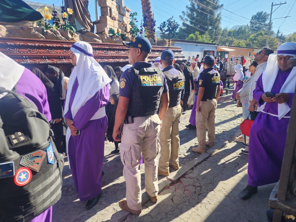 PNCdeGuatemala's tweet photo. En Antigua Guatemala, Sacatepéquez, policías de la comisaría 74, #DISETUR y #POLIMERC han implementado dispositivos de seguridad en el marco del Domingo de Ramos. https://t.co/C0u3SnaibQ