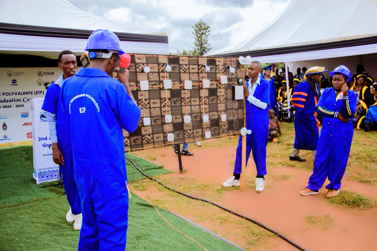 ADPE_Official's tweet photo. Huye: Abarenga 400 bakuwe mu buzima bubi bigishwa imyuga ibafasha kwigobotora ubukene

https://t.co/O7tsy1Kb6W https://t.co/jhQOfXtoQs