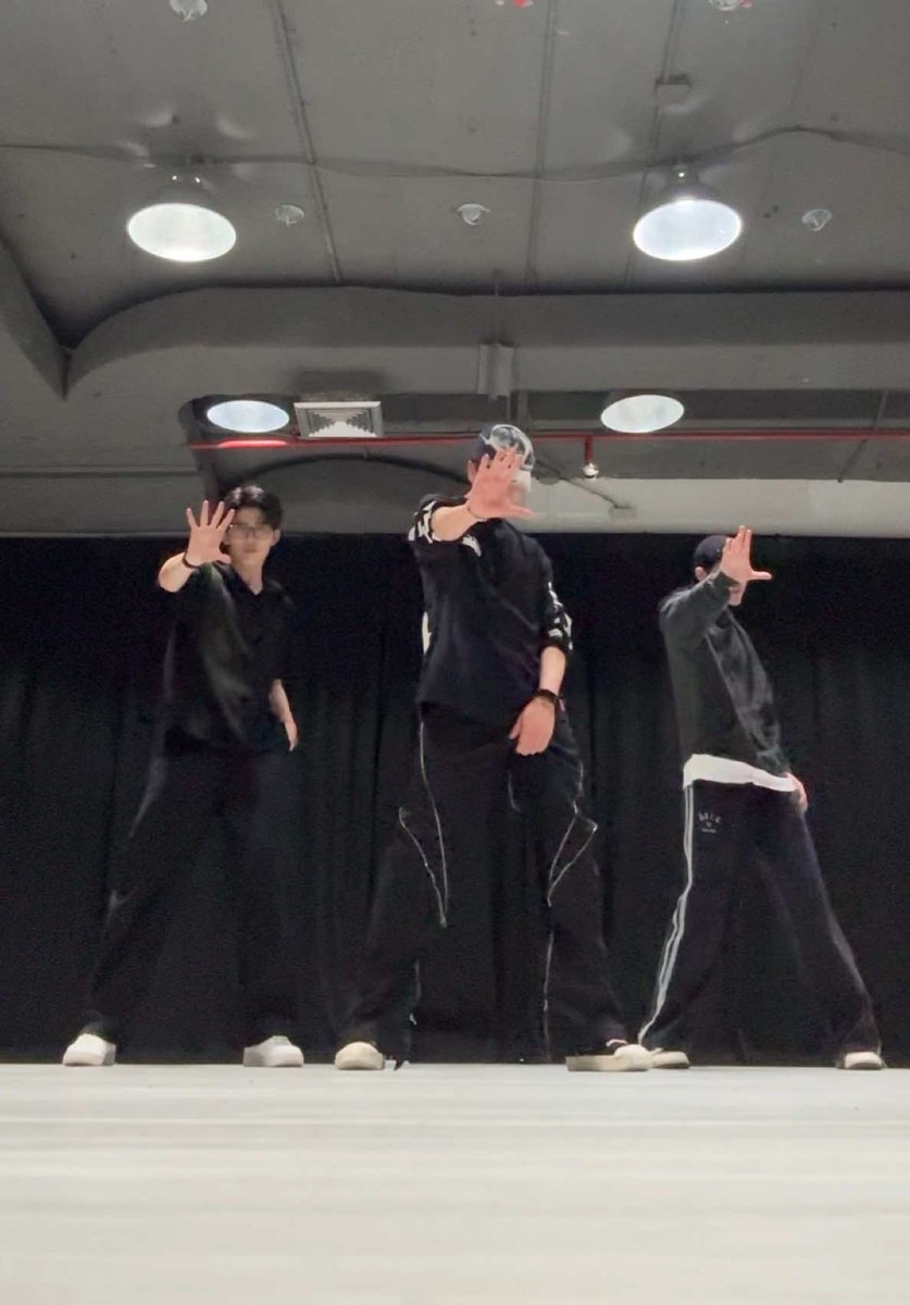 Seoul_ItalyBTS's tweet image. [🎦TikTok🎵] #SANTA (@Ppsanta), #POND (@ppnaravit) e #AOU (@tnbau1) del gruppo tailandese @JASP_ERofficial hanno ballato '2.0' dei #BTS (@BTS_twt) 🇹🇭🤩🔥

#BTS_ARIRANG
tiktok.com/@santa.pp/vide…