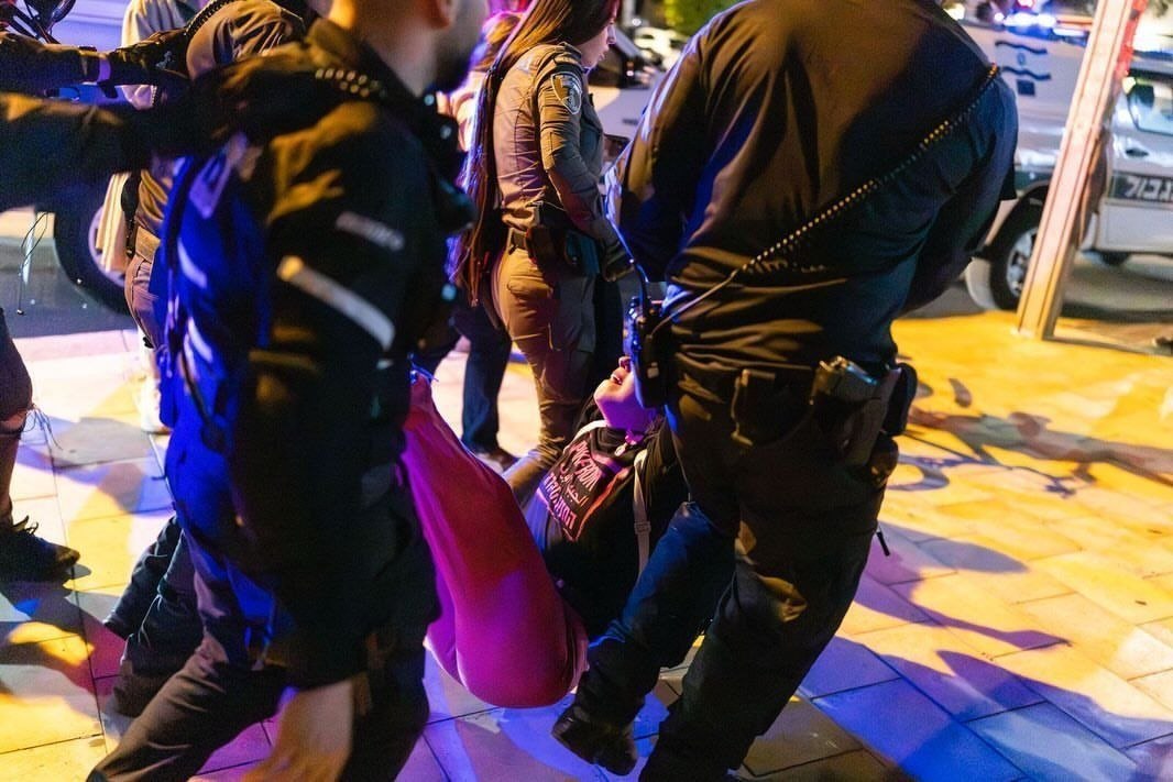 Nexo_Latino's tweet image. La policía del régimen israelí, al inicio de estas concentraciones, actuó de manera violenta para reprimir a los manifestantes. Los medios en hebreo han informado que en estas protestas hubo un número considerable de detenciones y algunos heridos.