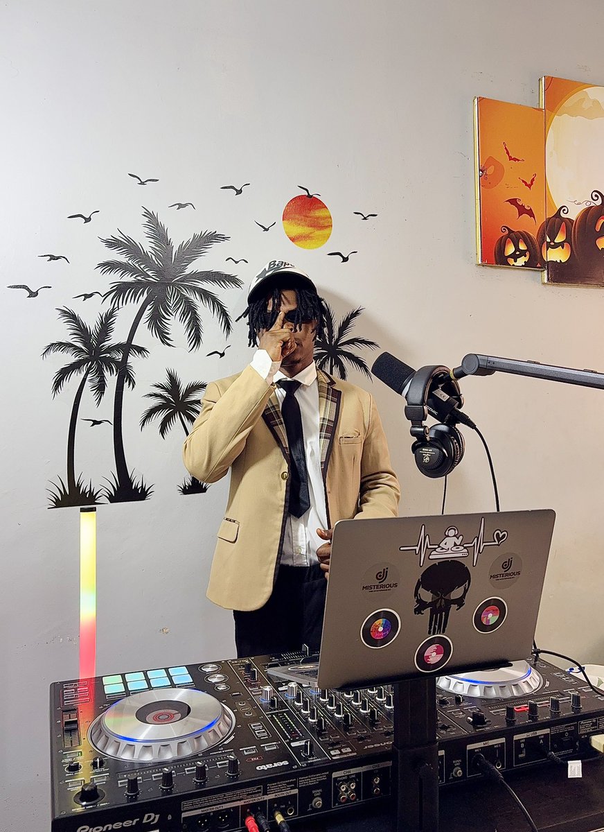 Happy Sunday to Y’all! ❤️ 

#TheMysteriousDJ