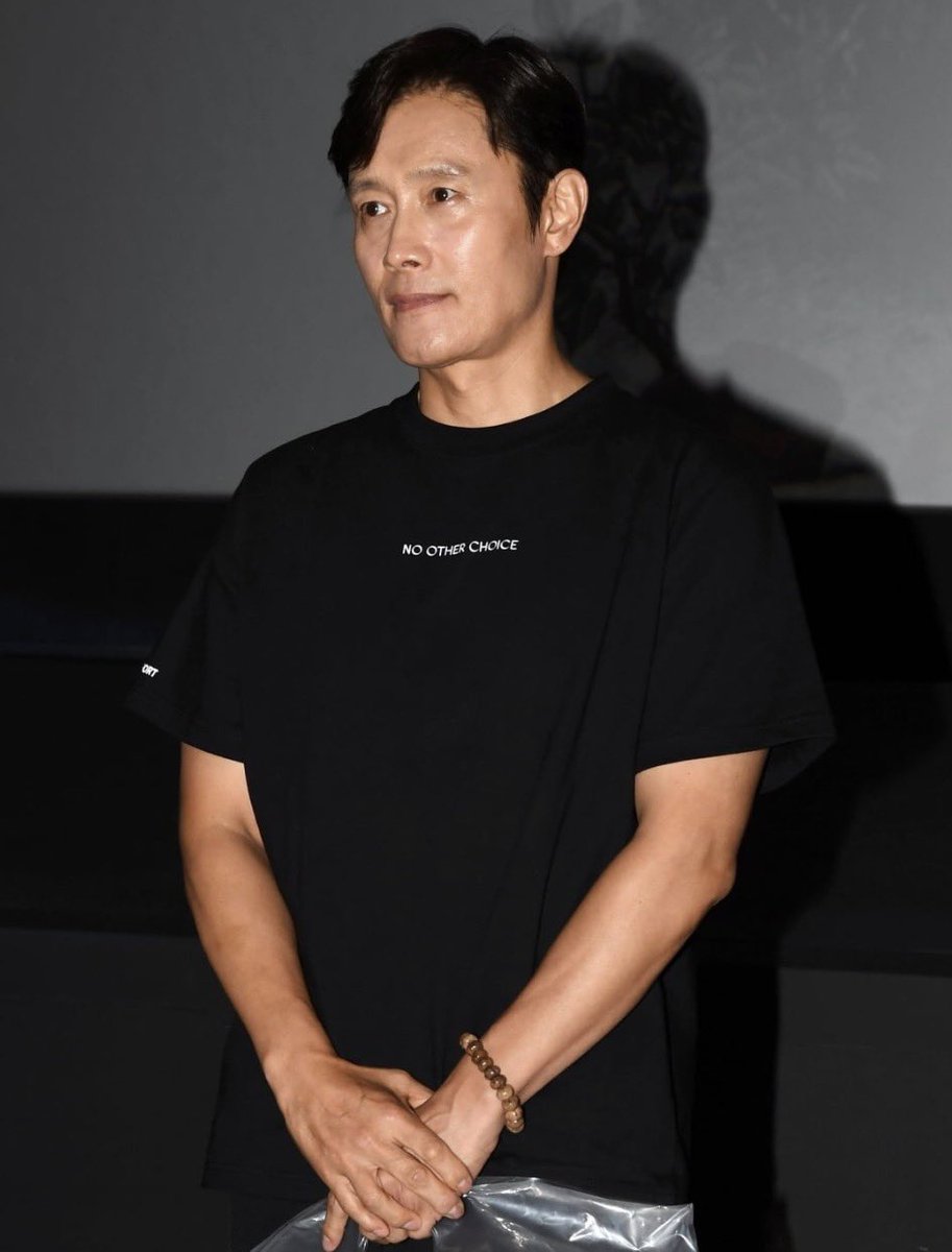 lee byung-hun wears 🤎 tweet media