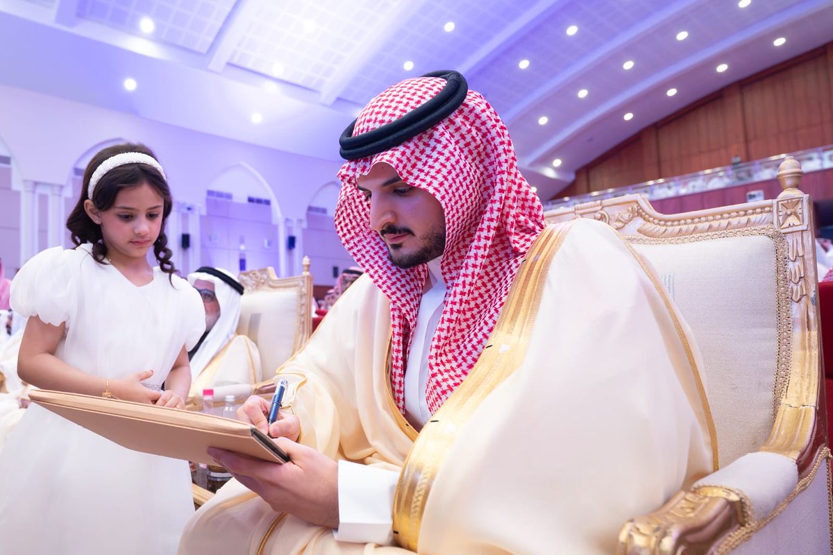 hemma_media's tweet photo. الأمير فواز بن سلطان يدشّن النسخة الثانية من الملتقى العالمي للورد والنباتات العطرية بجامعة الطائف

ردة الحارثي _الطائف

دشّن صاحب السمو الملكي الأمير فواز بن سلطان بن عبدالعزيز محافظ الطائف اليوم، فعاليات النسخة الثانية من الملتقى العالمي للورد والنباتات العطرية 2026، وذلك في مقر جامعة الطائف، بحضور عدد من المسؤولين والمختصين.
ويستمر الملتقى لمدة (11) يومًا، متضمنًا برنامجًا علميًا ومعرفيًا يشتمل على (15) جلسة حوارية و(80) فعالية متنوعة، تهدف إلى دعم وتطوير قطاع الزراعة والصناعات العطرية على المستويين المحلي والدولي.
وشهد حفل التدشين السلام الملكي، وتلاوة آيات من القرآن الكريم، تلا ذلك كلمة ممثل وزارة البيئة والمياه والزراعة، المهندس هاني القاضي، كما تخلل الحفل عرض مرئي، وعرض استعراضي، واختُتم بتوقيع عدد من الاتفاقيات الداعمة للقطاع.
ويتضمن الملتقى عددًا من ورش العمل والجلسات المتخصصة التي تناقش أحدث التقنيات الزراعية والاقتصادية، من أبرزها تحسين الأصناف النباتية، وتقنيات الإكثار الحديثة، والحلول المبتكرة لإنتاج النباتات العطرية، إلى جانب موضوعات الاقتصاد الإبداعي والتجارة الدولية.
كما تتناول الجلسات مستقبل إنتاج الورد الطائفي باستخدام التقنيات الحديثة، وتأثير التغيرات المناخية، إلى جانب مناقشة سبل صون التراث الثقافي المرتبط بالورد الطائفي، وتوظيف التقنيات المتقدمة في إدارة سلاسل الإمداد..
@makkahregion 
@gov_taif 
@media_ksa 
@ncnp_sa 
@hd_ant1 
#هِمّة_الإعلامية 
#الطائف_مكة_جدة