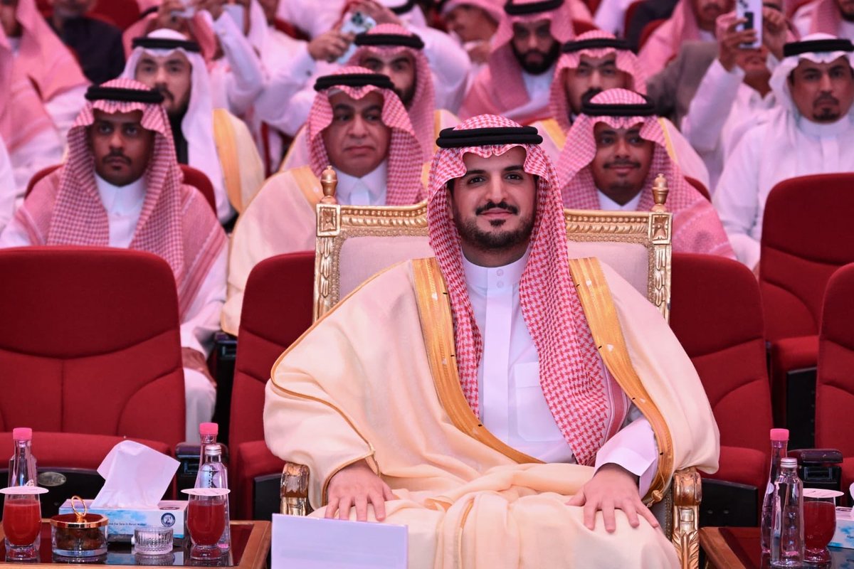 hemma_media's tweet photo. الأمير فواز بن سلطان يدشّن النسخة الثانية من الملتقى العالمي للورد والنباتات العطرية بجامعة الطائف

ردة الحارثي _الطائف

دشّن صاحب السمو الملكي الأمير فواز بن سلطان بن عبدالعزيز محافظ الطائف اليوم، فعاليات النسخة الثانية من الملتقى العالمي للورد والنباتات العطرية 2026، وذلك في مقر جامعة الطائف، بحضور عدد من المسؤولين والمختصين.
ويستمر الملتقى لمدة (11) يومًا، متضمنًا برنامجًا علميًا ومعرفيًا يشتمل على (15) جلسة حوارية و(80) فعالية متنوعة، تهدف إلى دعم وتطوير قطاع الزراعة والصناعات العطرية على المستويين المحلي والدولي.
وشهد حفل التدشين السلام الملكي، وتلاوة آيات من القرآن الكريم، تلا ذلك كلمة ممثل وزارة البيئة والمياه والزراعة، المهندس هاني القاضي، كما تخلل الحفل عرض مرئي، وعرض استعراضي، واختُتم بتوقيع عدد من الاتفاقيات الداعمة للقطاع.
ويتضمن الملتقى عددًا من ورش العمل والجلسات المتخصصة التي تناقش أحدث التقنيات الزراعية والاقتصادية، من أبرزها تحسين الأصناف النباتية، وتقنيات الإكثار الحديثة، والحلول المبتكرة لإنتاج النباتات العطرية، إلى جانب موضوعات الاقتصاد الإبداعي والتجارة الدولية.
كما تتناول الجلسات مستقبل إنتاج الورد الطائفي باستخدام التقنيات الحديثة، وتأثير التغيرات المناخية، إلى جانب مناقشة سبل صون التراث الثقافي المرتبط بالورد الطائفي، وتوظيف التقنيات المتقدمة في إدارة سلاسل الإمداد..
@makkahregion 
@gov_taif 
@media_ksa 
@ncnp_sa 
@hd_ant1 
#هِمّة_الإعلامية 
#الطائف_مكة_جدة