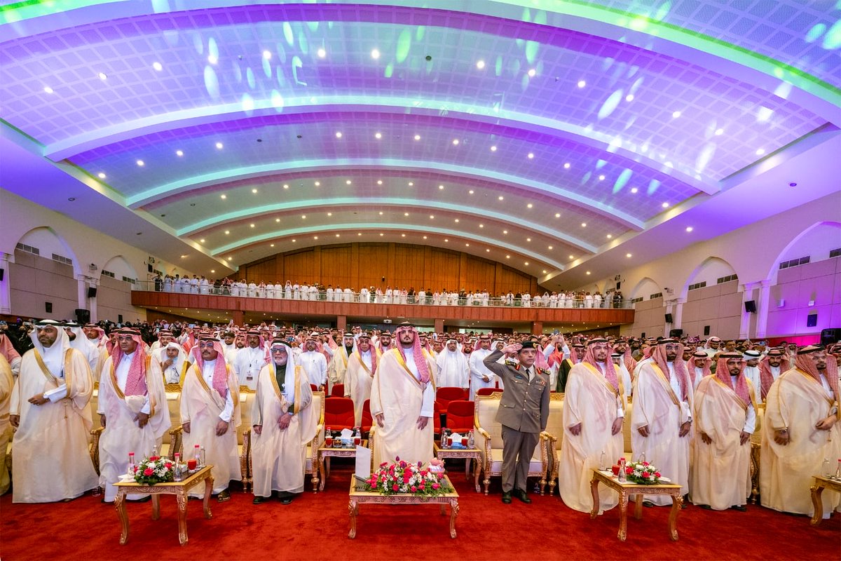 hemma_media's tweet photo. الأمير فواز بن سلطان يدشّن النسخة الثانية من الملتقى العالمي للورد والنباتات العطرية بجامعة الطائف

ردة الحارثي _الطائف

دشّن صاحب السمو الملكي الأمير فواز بن سلطان بن عبدالعزيز محافظ الطائف اليوم، فعاليات النسخة الثانية من الملتقى العالمي للورد والنباتات العطرية 2026، وذلك في مقر جامعة الطائف، بحضور عدد من المسؤولين والمختصين.
ويستمر الملتقى لمدة (11) يومًا، متضمنًا برنامجًا علميًا ومعرفيًا يشتمل على (15) جلسة حوارية و(80) فعالية متنوعة، تهدف إلى دعم وتطوير قطاع الزراعة والصناعات العطرية على المستويين المحلي والدولي.
وشهد حفل التدشين السلام الملكي، وتلاوة آيات من القرآن الكريم، تلا ذلك كلمة ممثل وزارة البيئة والمياه والزراعة، المهندس هاني القاضي، كما تخلل الحفل عرض مرئي، وعرض استعراضي، واختُتم بتوقيع عدد من الاتفاقيات الداعمة للقطاع.
ويتضمن الملتقى عددًا من ورش العمل والجلسات المتخصصة التي تناقش أحدث التقنيات الزراعية والاقتصادية، من أبرزها تحسين الأصناف النباتية، وتقنيات الإكثار الحديثة، والحلول المبتكرة لإنتاج النباتات العطرية، إلى جانب موضوعات الاقتصاد الإبداعي والتجارة الدولية.
كما تتناول الجلسات مستقبل إنتاج الورد الطائفي باستخدام التقنيات الحديثة، وتأثير التغيرات المناخية، إلى جانب مناقشة سبل صون التراث الثقافي المرتبط بالورد الطائفي، وتوظيف التقنيات المتقدمة في إدارة سلاسل الإمداد..
@makkahregion 
@gov_taif 
@media_ksa 
@ncnp_sa 
@hd_ant1 
#هِمّة_الإعلامية 
#الطائف_مكة_جدة