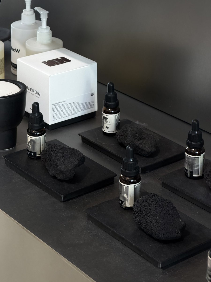 오늘 팝업 보고 성수 돌아다니는데 새깅 처음 봤어 모르는 사람의 빤스와 윗덩이를 본 충격이 쉬이 가시질 않네