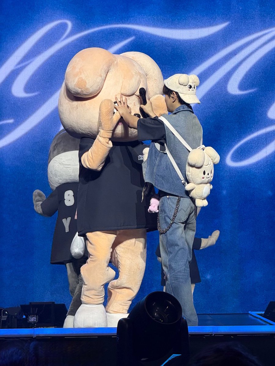 아무♡ tweet media