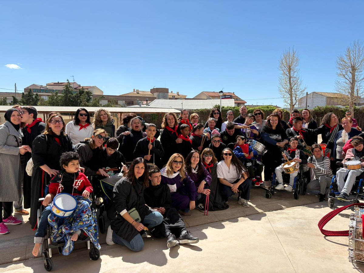 El Colegio Cruz de Mayo también vivió con intensidad el Vierne de Dolores. Nuestros tamborileros: María Valverde y Gonzalo Pérez, con sus toques y redobles, hicieron las delicias de los alumnos, profesores y padres. Gracias un año más por permitirnos compartirlo con vosotro.
