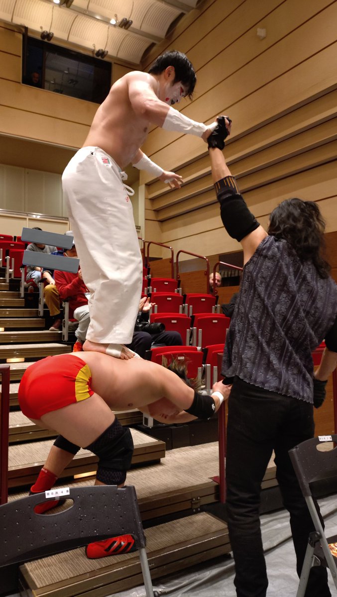 3月29日 #大日本プロレス 名古屋大会
世にも珍しい、手すりと手すりの間を人（森廣選手）が橋渡しする拝み渡り😅
#bjw