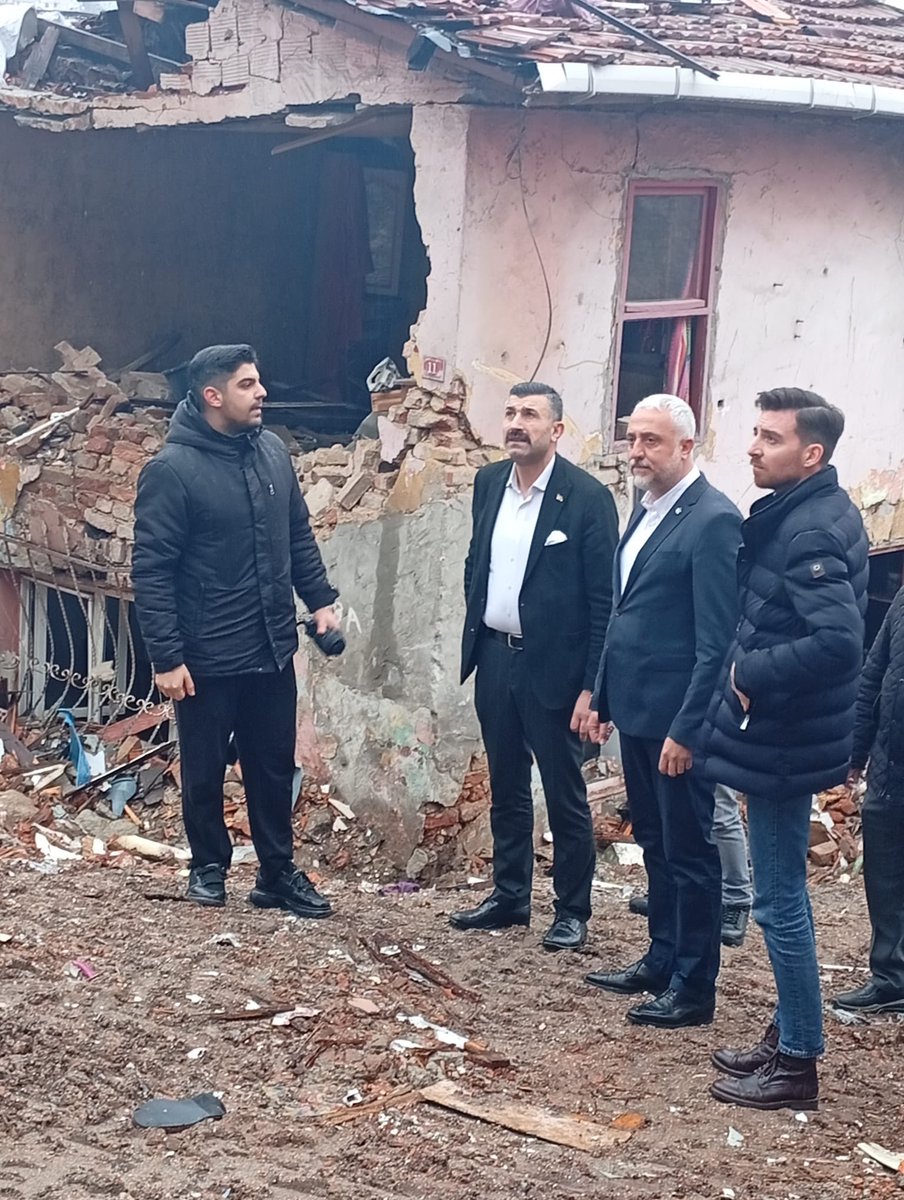 istgelecek's tweet photo. İl Başkanımız @OsmanGentrk15 , Fatih ilçesinde meydana gelen doğalgaz patlamasından etkilenen vatandaşlarımızı ziyaret ederek,olayın yaşandığı alanı; Genel Başkan Danışmanımız  @BedirBaysal ve İl Yönetim Kurulu Üyelerimiz ile birlikte yerinde inceledi. https://t.co/Xsove2fyIJ
