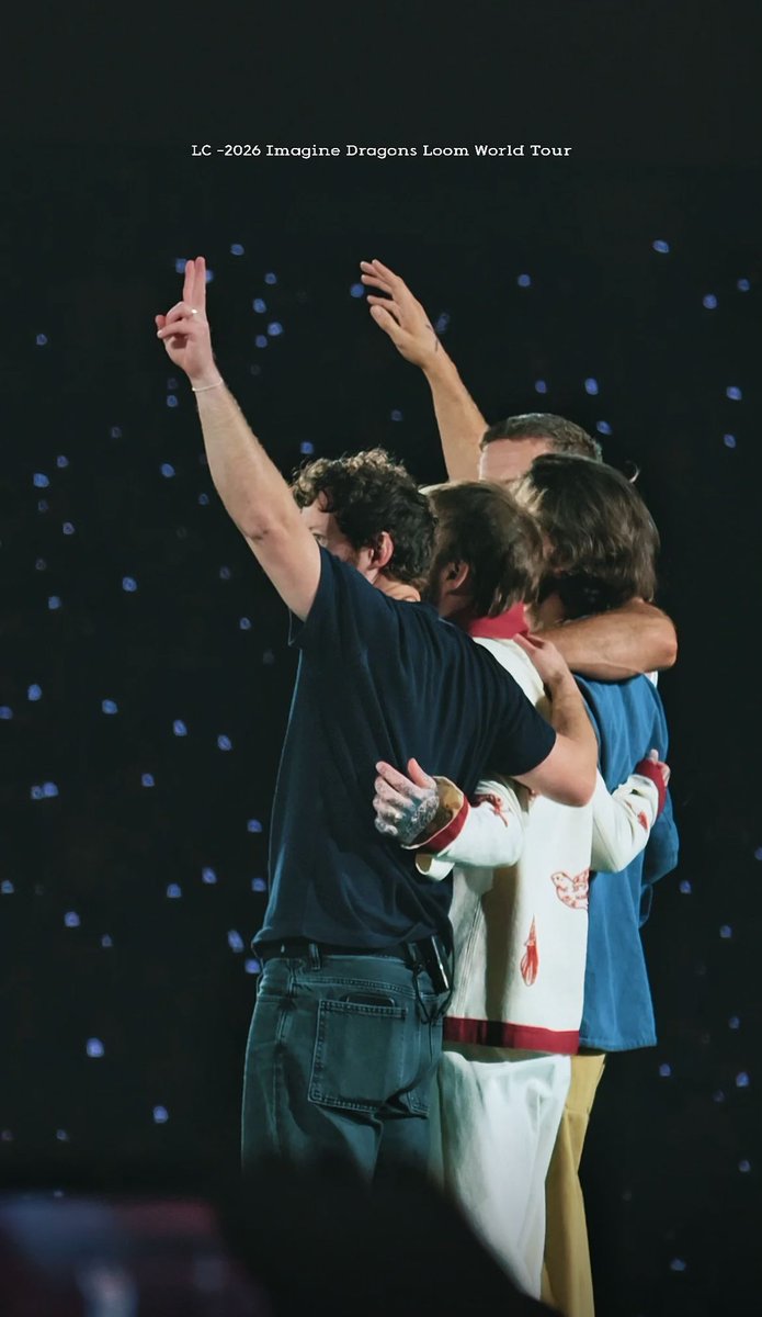 IDragons_Spain's tweet photo. 𝑯𝒂𝒔𝒕𝒂 𝒑𝒓𝒐𝒏𝒕𝒐, 𝑳𝒐𝒐𝒎! ❤️‍🔥

Y ahora sí, se termina la era Loom.

Un tour que nos ha emocionado y conmovido alrededor del mundo, sin importar el idioma, religión o cultura. Volvimos a escuchar Hear Me y Tiptoe, y en China hemos disfrutado del snippet de Warriors. Waves se tocó en algunos shows, y pudimos disfrutar de Amsterdam.

Hemos visto a Dan llorar y hemos llorado con él. Hemos reído con sus ocurrencias y nos hemos enternecido en otros momentos. Nunca olvidaremos esos tiburones que invadieron algunos escenarios.

Ha habido también algo de frustración, por esos Deep Cuts que no llegamos a escuchar, y cuando decidieron recortar las canciones de Loom en el setlist. Sabemos que hacer un setlist que nos convenza a todos es complicado, pero ojalá nos escuchen y tengan en cuenta que con solo un Deep Cut, una canción solo para los fans, seríamos felices ¿recordáis cómo nos emocionó que cantara una frase de The Fall?

En fin, nos despedimos de esta era, y esperamos la próxima con mucha ilusión. Estaremos atentas a todas las noticias que salgan y las compartiremos en nuestras RRSS.

It’s promise neither wilt, nor rapture bloom
but only that it will not fade.

Looms.

#imaginedragonslive #imaginedragons #loomtour #danreynolds #waynesermon #benmckee