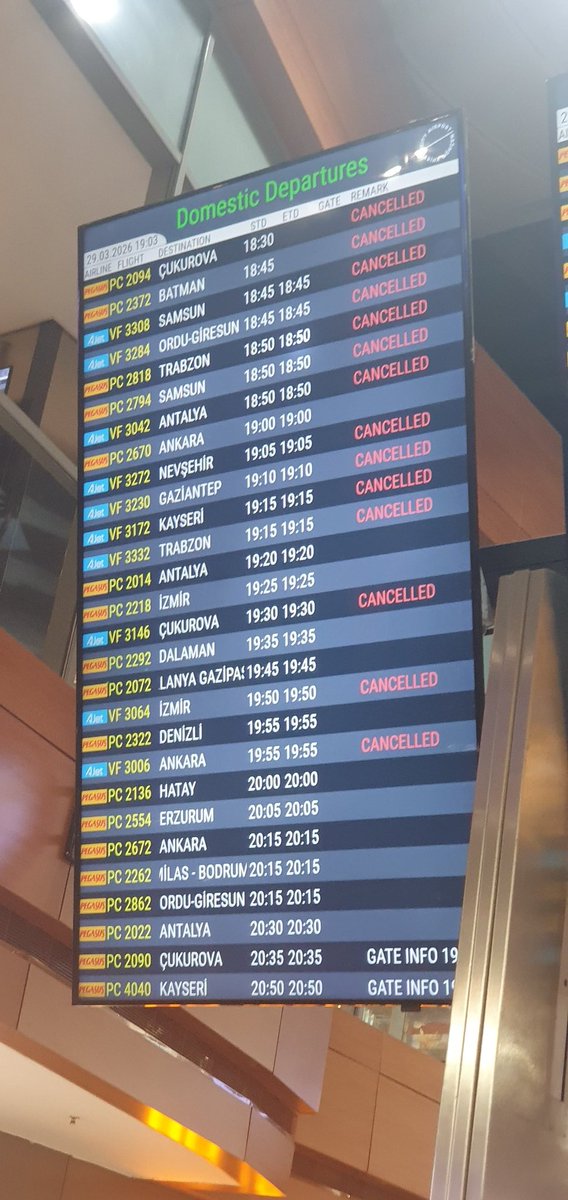 fuadd_mm's tweet photo. @ucurbenipegasus Pc 2014 Ist antalya uçağı, uçağın 15 dk sonra kalkması lazım ama daha kapı no bile yok ! İptal edilecekse iptal yazın boşu boşuna beklemeyelim https://t.co/NXrDr76SNL