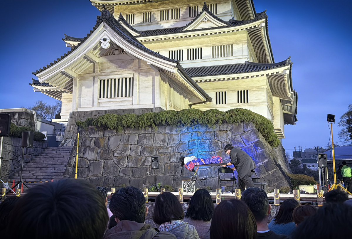 女の子からボールあと31回投げていいよと許可が出た。笑
お城をバックに人体浮遊マジックは、後ろから見てたら子どもは勿論だけど、お酒でほろ酔いの大人達がすごーく真剣に見てたのが印象的だった。
イリュージョンって定義あるのはじめて知った～(*˙꒫˙* )

#Tento さん
#千葉城さくら祭り