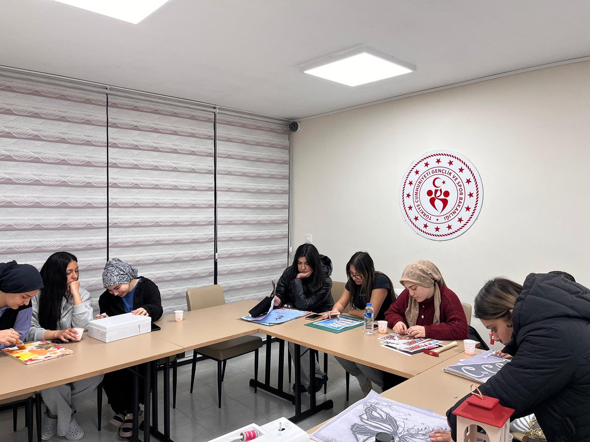KayseriKYGM's tweet photo. 📍Tomarza Mevlüt Kahraman Yurdu Öğrencilerimiz ebru, ahşap boyama ve filografi eserlerini tamamlamak üzere kurslarına devam ediyor🌸 https://t.co/OkOQZmQTBs