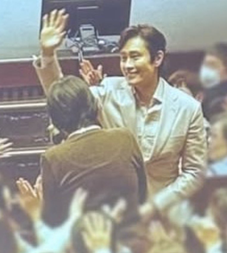 lee byung-hun wears 🤎 tweet media