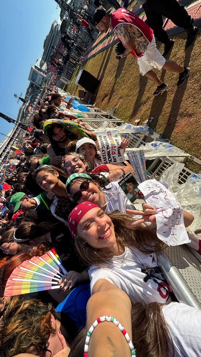 isa 🇮🇪🏴󠁧󠁢󠁥󠁮󠁧󠁿❯❯❯❯ SAW DJO IS SEEING HARRY tweet media