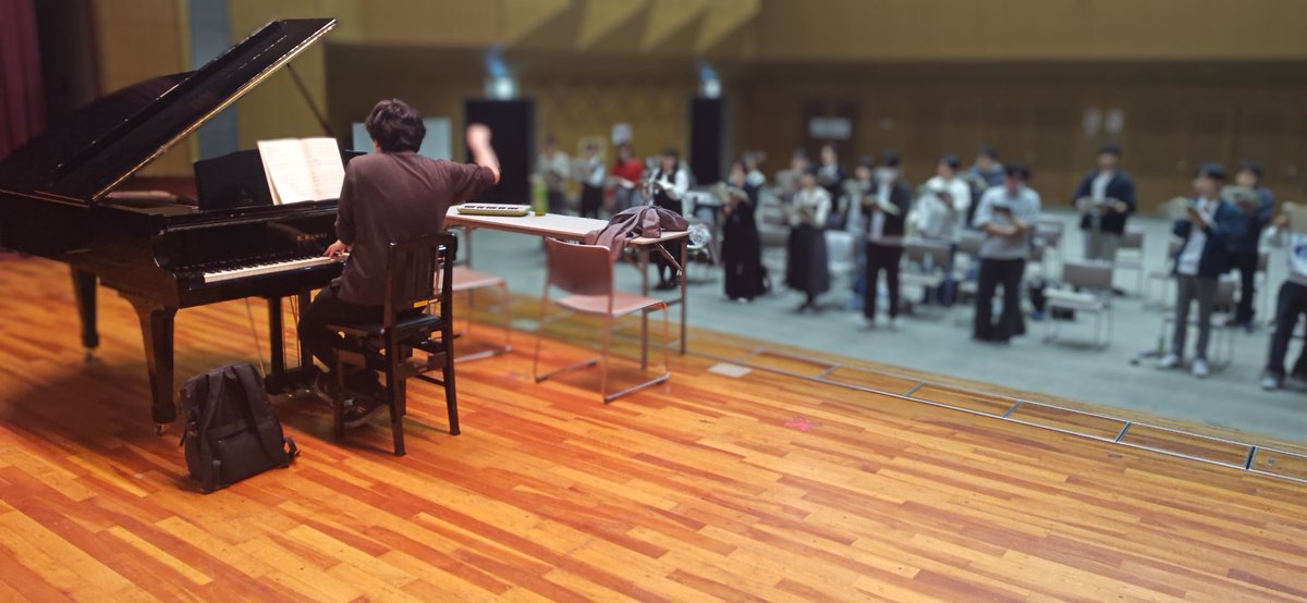 studio_811's tweet photo. 昨日は大阪府合唱祭の大学生合同合唱の初回練習でした。
初回なのでとりあえず弾き振りで進行 https://t.co/QtIWIz3BL9