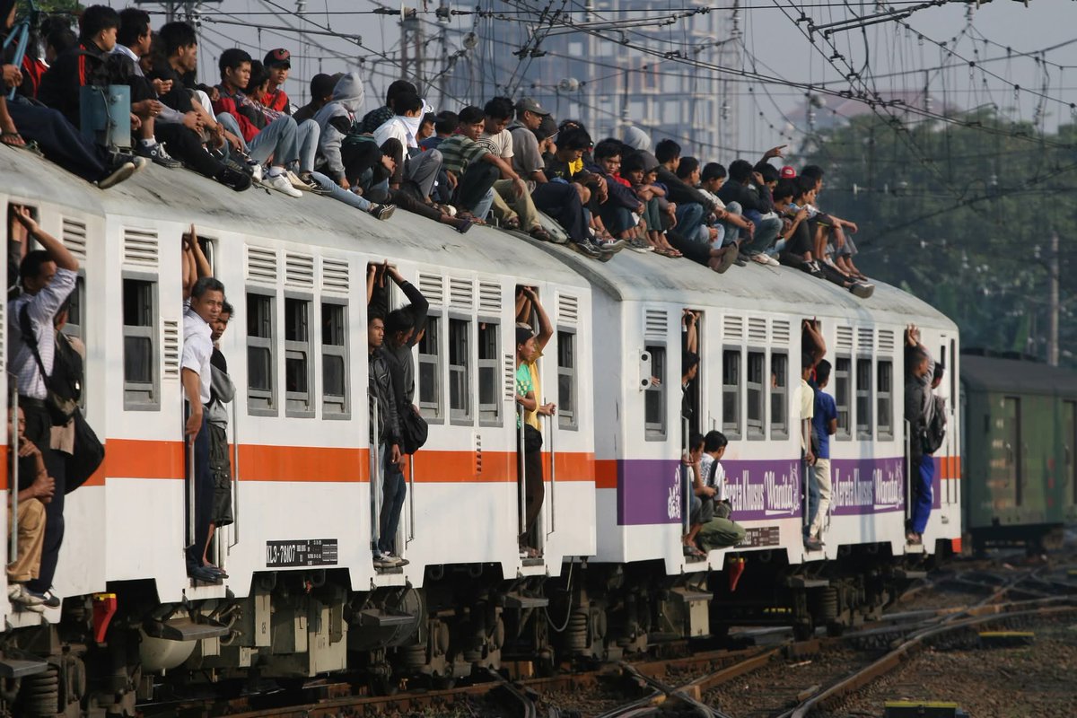 今から15年前の2011年のジャカルタのKRLの動向はどのようだったのか写真データを見たら、Ekspresは廃止され、全てのKRLは2011年7月2日より各駅に停車するようになりました。
また、朝夕の輸送力は逼迫し、屋根の上に乗車する人が多く、日本から東京メトロの05系、JRから203系が譲渡されていました。