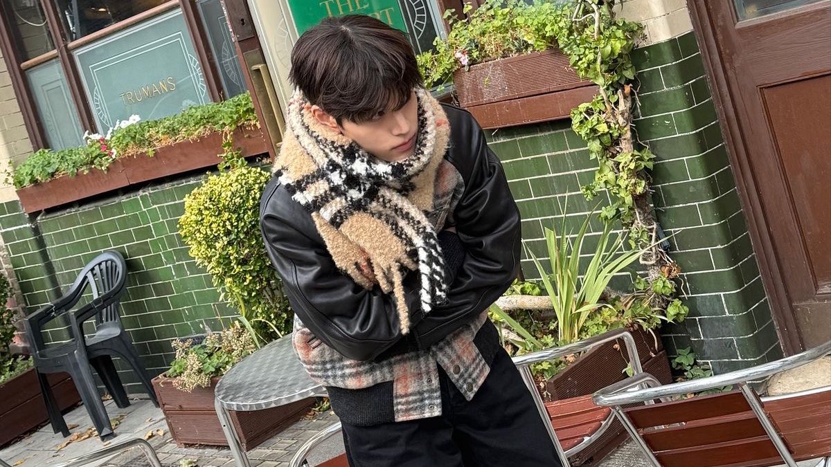 #seungjin au—where Seungmin accidentally sends a package to the wrong address, not expecting to receive one back with a gift from his favorite artist.