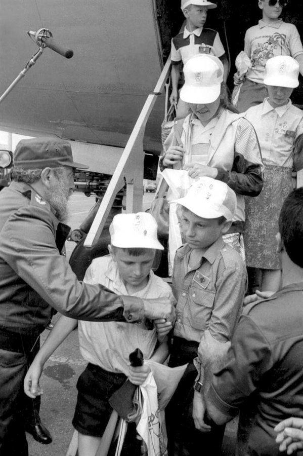 #29DeMarzo 1990 - Llegaron #Cuba los primeros niños para recibir tratamiento médico tras el accidente de Chernóbil. 
#Fidel al pie de la escalerilla del avión los recibió, porque no existe obra mas hermosa que la del humanismo y el amor.
#CubaEsSalud